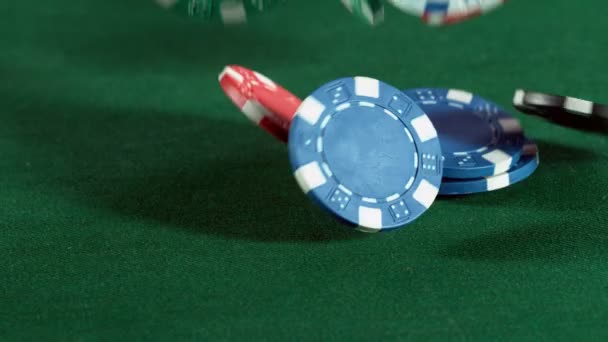 Super Zeitlupe Fallender Pokerchips Auf Dem Tisch Gefilmt Mit High — Stockvideo