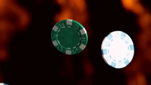 Arka Planda Alevler Olan Dönen Poker Çiplerinin Süper Yavaş Çekimleri — Stok video