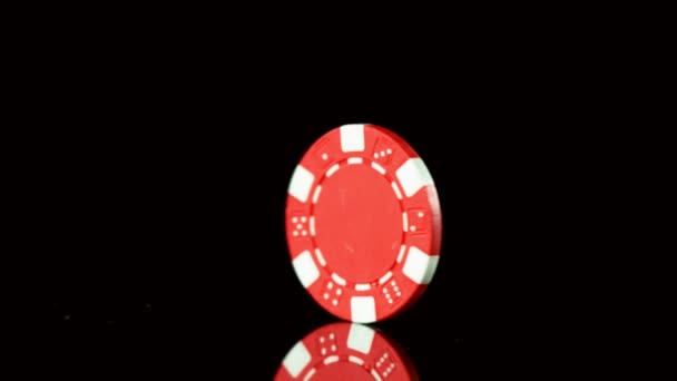 Super Slow Motion Van Roterende Poker Chip Zwarte Tafel Gefilmd — Stockvideo