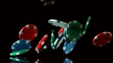 Siyah masaya düşen poker fişleri süper yavaş çekimde. Yüksek hızlı sinema kamerası, 1000fps.