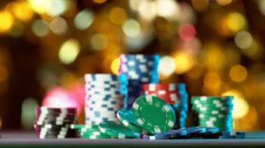 Masaya düşen poker fişleri süper yavaş çekimde. Yüksek hızlı sinema kamerası, 1000fps.