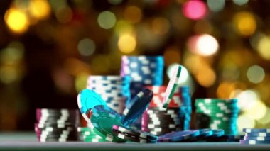 Masaya düşen poker fişleri süper yavaş çekimde. Yüksek hızlı sinema kamerası, 1000fps.
