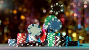 Masaya düşen poker fişleri süper yavaş çekimde. Yüksek hızlı sinema kamerası, 1000fps.