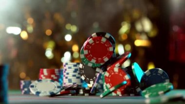 Masaya düşen poker fişleri süper yavaş çekimde. Yüksek hızlı sinema kamerası, 1000fps.