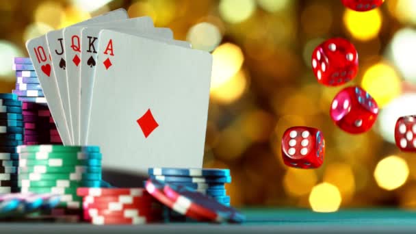 Super Slow Motion Van Het Rollen Van Rode Dobbelstenen Pokertafel — Stockvideo