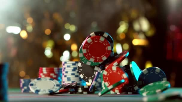 Super Ralenti Tomber Jetons Poker Sur Table Filmé Sur Caméra — Video