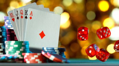 Poker, yuvarlanan kumar zarlarıyla hala hayattadır. Tehlike oyunu kavramı, metin için boş alan.
