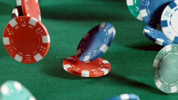 Poker Stillleben Mit Fallenden Pokerchips Konzept Des Hazard Gaming — Stockfoto