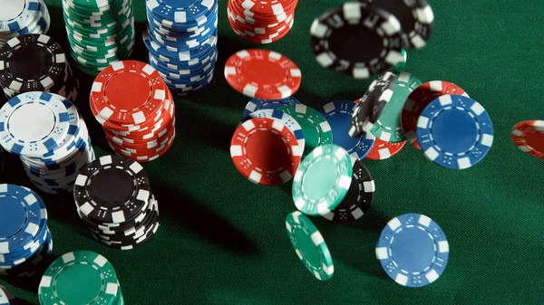 Poker Stillleben Mit Fallenden Pokerchips Konzept Des Hazard Gaming — Stockfoto