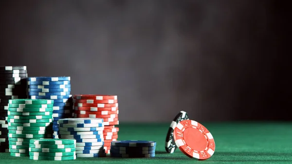 Poker Fortfarande Liv Med Roterande Pokermarker Begreppet Riskspel Fritt Textutrymme — Stockfoto