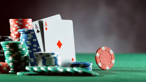 Poker Fortfarande Liv Med Roterande Pokerchip Begreppet Riskspel Fritt Textutrymme — Stockfoto