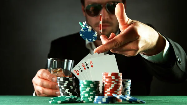 Pokerspelare Kastar Marker Begreppet Riskspel Pokermarker Bordet — Stockfoto