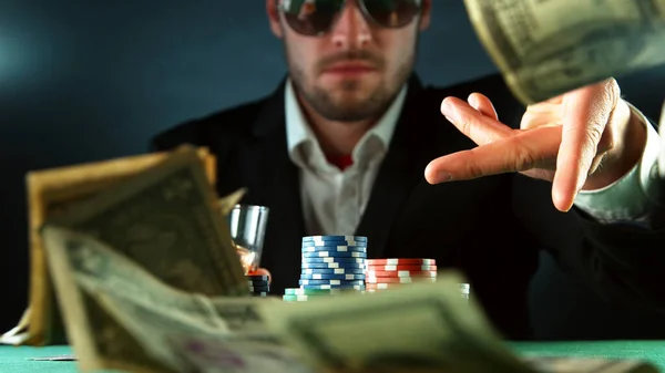 Pokerspelare Som Kastar Dollar Sedlar Begreppet Riskspel Pokermarker Bordet — Stockfoto