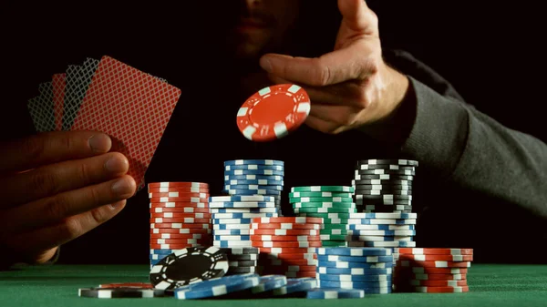 Pokerspelare Kastar Röda Marker Begreppet Riskspel Pokermarker Bordet — Stockfoto