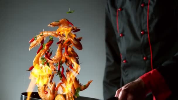 Super Slow Motion Flying Chilli Peppers Prawns Wok Pan Filmado — Vídeos de Stock