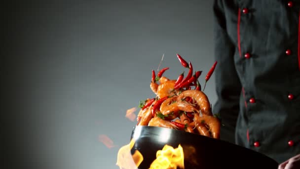 Super Slow Motion Flying Chilli Peppers Prawns Wok Pan Filmado — Vídeos de Stock