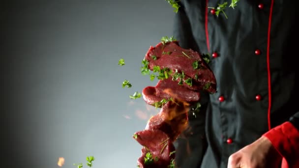 Super Slow Motion Flying Raw Beef Steaks Wok Pan Filmado — Vídeos de Stock