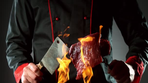超级慢动作的特写厨师与切菜刀和牛排火上浇油 用高速摄像机拍摄 每秒1000帧 — 图库视频影像