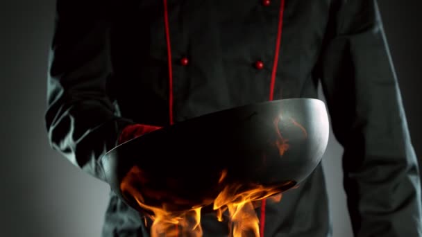 Супер Повільний Рух Крупним Планом Шеф Кухаря Порожньою Сковородою Вогнем — стокове відео