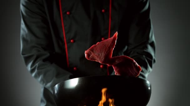 Movimento Super Lento Bifes Carne Crua Voando Panela Wok Filmado — Vídeo de Stock