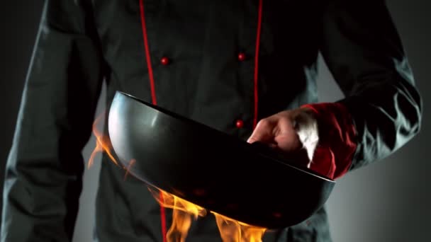 Super Slow Motion Primo Piano Dello Chef Con Padella Wok — Video Stock