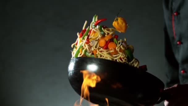 Супер Замедленное Движение Летящей Азиатской Лапши Овощами Сковороды Снято Камеру — стоковое видео