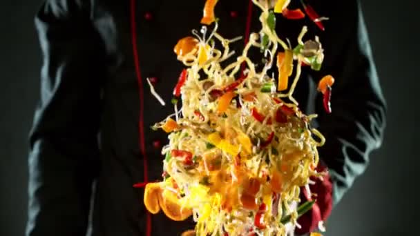 パンから野菜とアジア麺を飛んでの超スローモーション 高速フィルムカメラで撮影しました — ストック動画