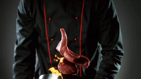 팬에서 쇠고기 스테이크를 요리사의 어두운 배경에서의 아시아 — 스톡 사진