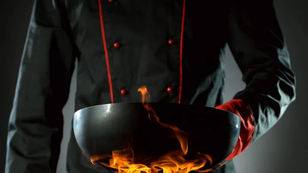 Zbliżenie Kucharza Trzymającego Pustą Patelnię Wok Ogniu Gotowego Gotowania — Zdjęcie stockowe