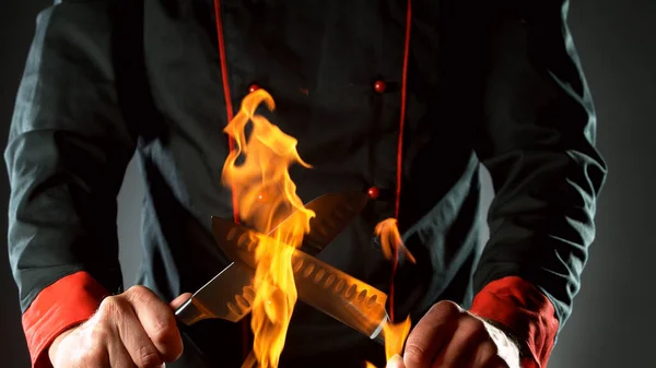 Primer Plano Del Chef Sosteniendo Cuchillos Fuego Listo Para Prepararse — Foto de Stock