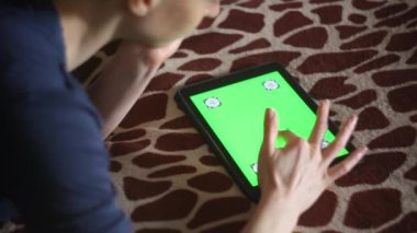 Genç kadın yeni tablet Pc smartphone evde kullanma