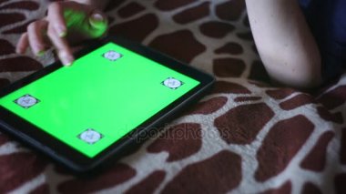 Genç kadın yeni tablet Pc smartphone evde kullanma