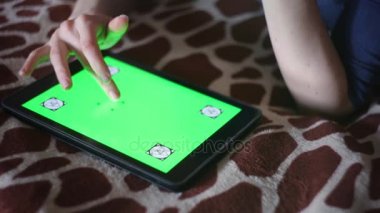 Genç kadın yeni tablet Pc smartphone evde kullanma