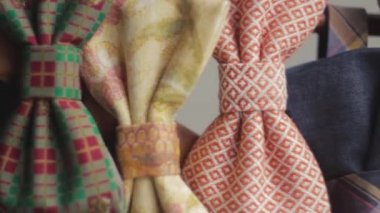 Soldan yavaş kaydırmak için tam renkli papyon