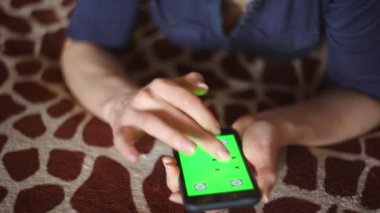 Genç kadın evde Smartphone'da zürafa ile Baldakenli yeşil ekran hazır eli sadece oynar