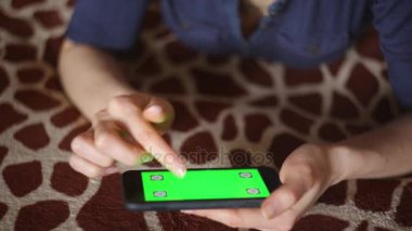 Genç kadın evde Smartphone'da zürafa ile Baldakenli yeşil ekran hazır eli sadece oynar