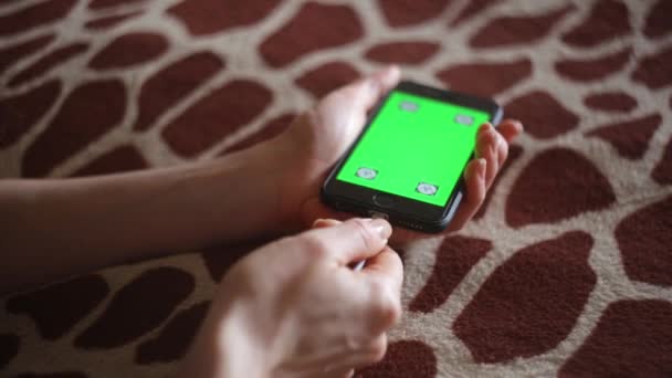 Mujer joven usando un nuevo teléfono inteligente en casa — Vídeo de stock