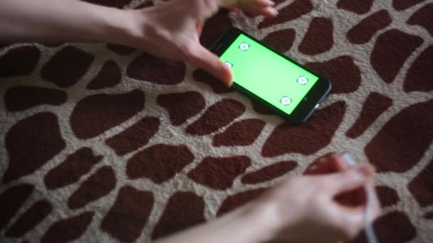 Молодая женщина использует новый смартфон дома — стоковое видео