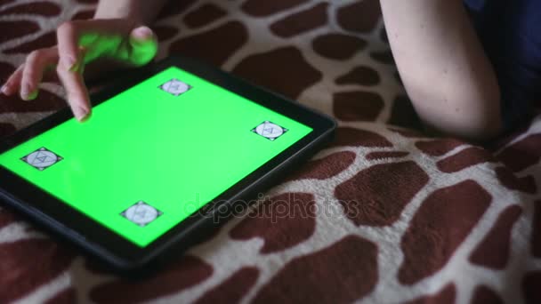 Ung kvinna med nya tablet Pc smartphone hemma — Stockvideo