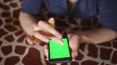 Genç kadın evde Smartphone'da zürafa ile Baldakenli yeşil ekran hazır eli sadece oynar