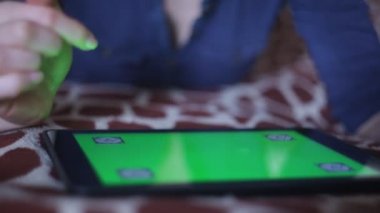 Genç kadın yeni tablet Pc smartphone evde kullanma