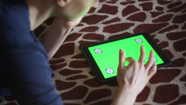 Junge Frau nutzt neues Tablet-PC-Smartphone zu Hause — Stockvideo
