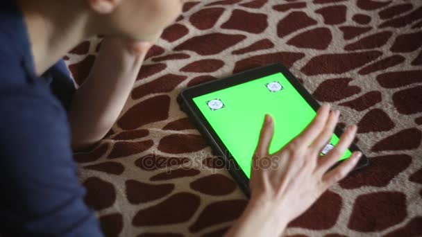 Jovem mulher usando novo smartphone tablet PC em casa — Vídeo de Stock