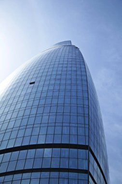 Cam yüksek artış modern futuristik şehirde bina çelik mavi arka plan görünümüne panoramik ve perspektif geniş açı.