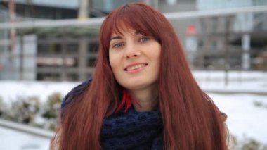 New York City, Manhattan mutlu zencefil kadın turist. Neşeli ve mutlu kamera gülümseyen arayan kız Gezgin