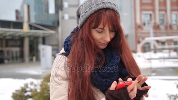 Mulher ruiva de cabelos vermelhos bonita usando aplicativo de tecnologia de telefone inteligente nas ruas da cidade vivendo estilo de vida feliz urbano — Vídeo de Stock