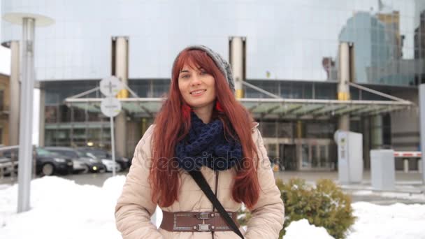 Gelukkig gember vrouw toerist in New York City, Manhattan. Meisje reiziger kijken camera vrolijk en gelukkig glimlacht — Stockvideo
