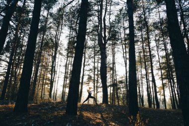 Genç kadın tekme kutusu egzersiz yaparak saldırganlık ifade.