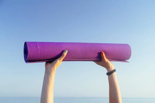 Kusursuz bir beden yoga mat holding ile sportif boş zaman kadın. Sağlık yaşam kavramı.