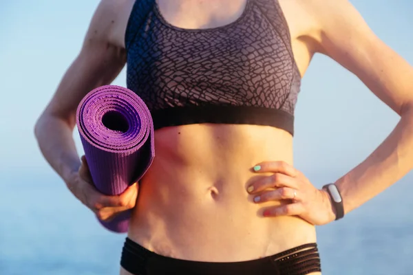 Kusursuz bir beden yoga mat holding ile sportif boş zaman kadın. Sağlık yaşam kavramı.